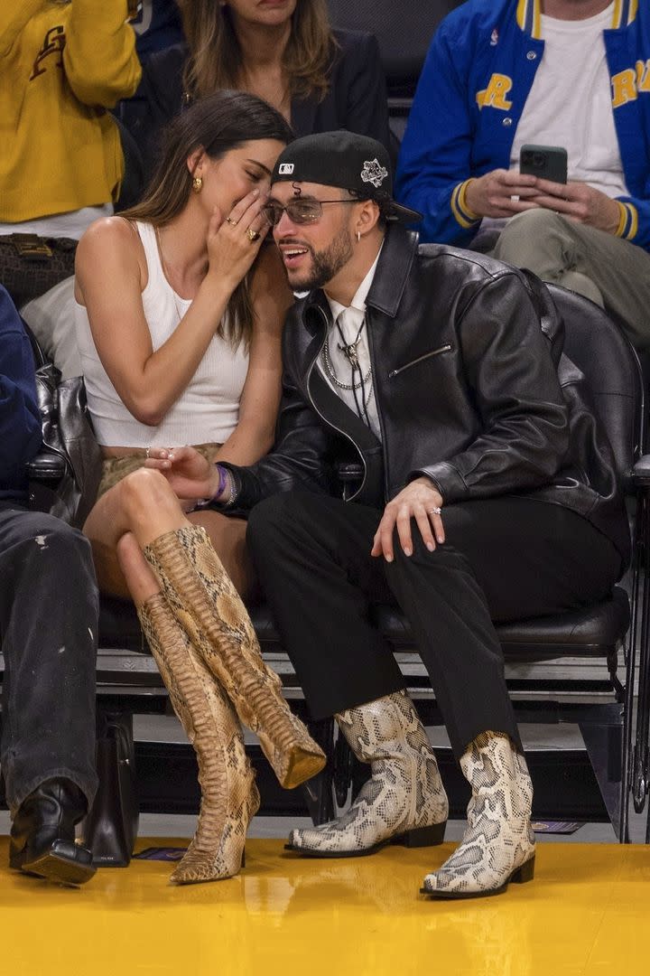 Dos pares de llamativas botas y una entretenida conversación en medio de un partido de la NBA: Kendall Jenner y Bad Bunny se mostraron en público en varias ocasiones para el deleite de los fotógrafos