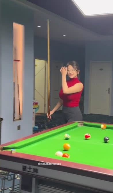 仔細一看，球桿的確有「彎曲」的狀況。（圖／翻攝自Instagram／billiards_lovers）