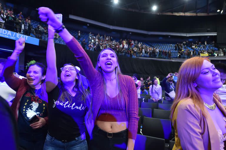 Simpatizantes de Petro festejan el triunfo en el Movistar Arena de Bogotá