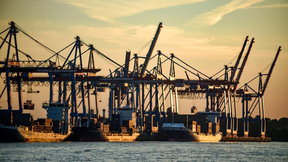Containerschiffe werden im Hamburger Hafen abgefertigt. Der Verband Deutscher Reeder (VDR) informierte auf der Jahres-Pressekonferenz über das abgelaufene Geschäftsjahr.