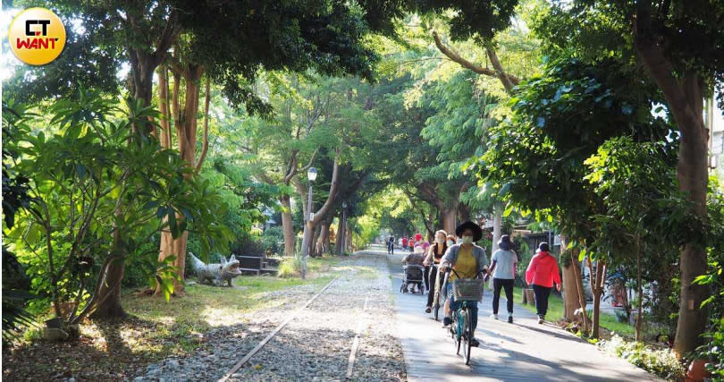 環繞台東市區的自行車道又稱為「山海鐵馬道」，沿線綠蔭扶疏，也是在地居民的日常散步路線。（圖／魏妤靜攝）