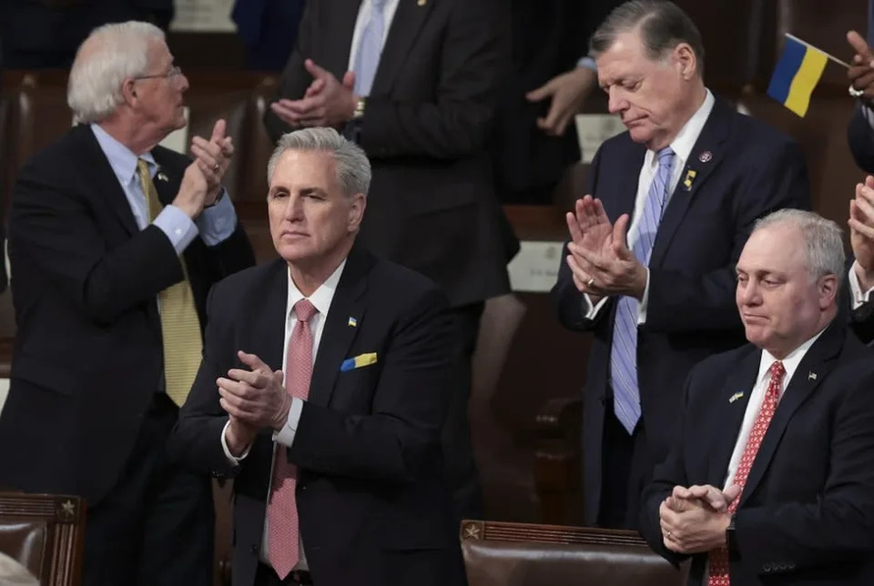 banderas e insignias de Ucrania durante el discurso de Biden en el Congreso.