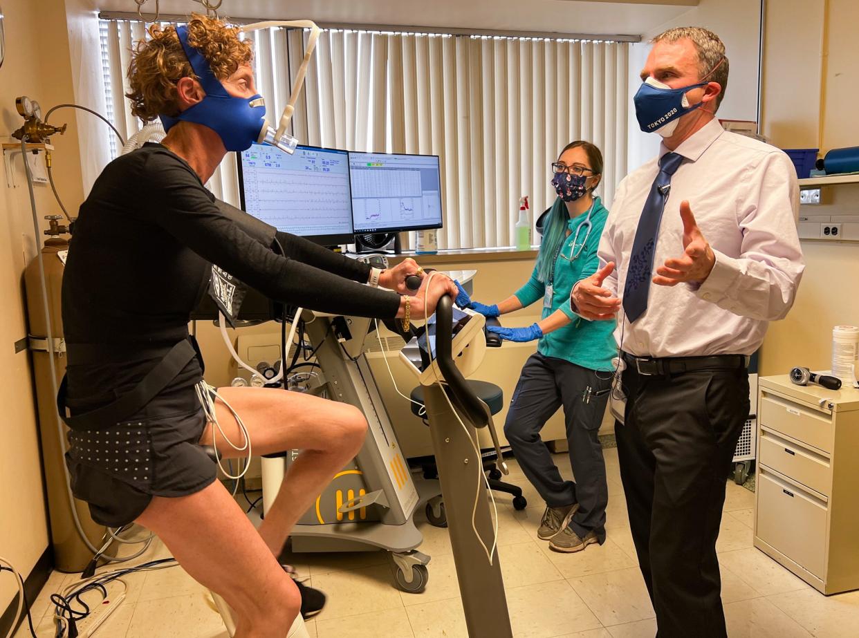 Tod Olin, MD, conducts exercise testing with Joanna Zeiger, who suffers from long-term symptoms of COVID-19. Through this testing, researchers have found that the virus actually hinders cell function in those who experience post-COVID syndrome.