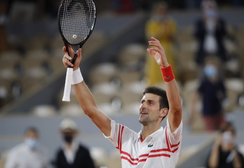 El tenista serbio Novak Djokovic celebra tras derrotar a Rafael Nadal y avanzar a la final del Abierto de Francia, Roland Garros, París, Francia