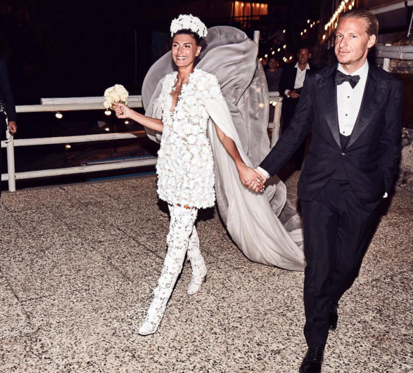 <p>Elle a alors opté pour une tenue Giambattista Valli dotée d'une cape ainsi que des bottes montantes Manolo Blahnik. <i>[Photo : Instagram/Giovanna Battaglia]</i></p>