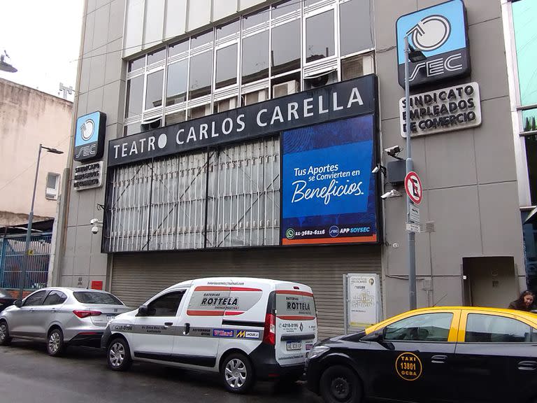 La fachada todavía en restauración, del teatro Carlos Carella