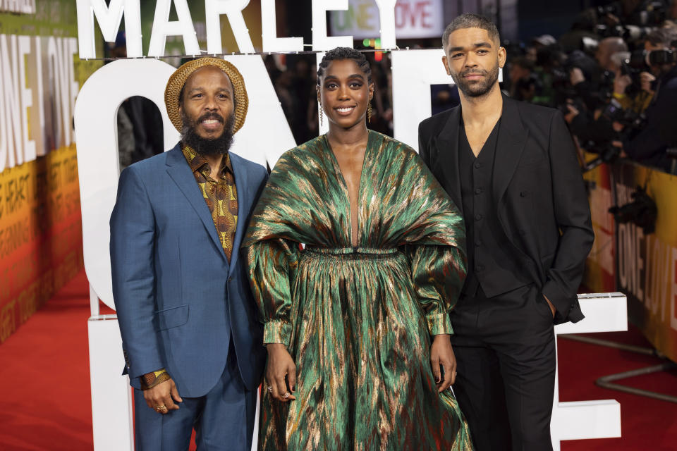 Ziggy Marley, de izquierda a derecha, Lashana Lynch y Kingsley Ben-Adir posan en la premiere de la película "Bob Marley: One Love" en Londres, el martes 30 de enero de 2024. (Foto Vianney Le Caer/Invision/AP)