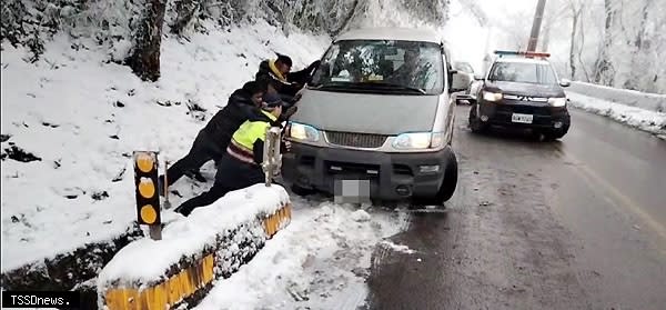 宜蘭縣太平山假日湧車潮，遊客追雪趨之若鶩。傳出車輛遇困，三星波麗士緊急伸出援手相助脫困。（記者董秀雲翻攝）