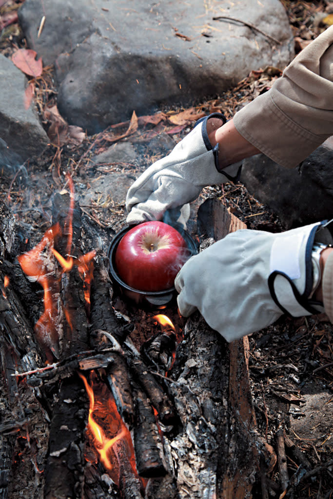 把蘋果放在鐵罄中燒熟，果肉的甜完全被逼出，入口汁多到爆出，有如在喝醇美香甜果汁。