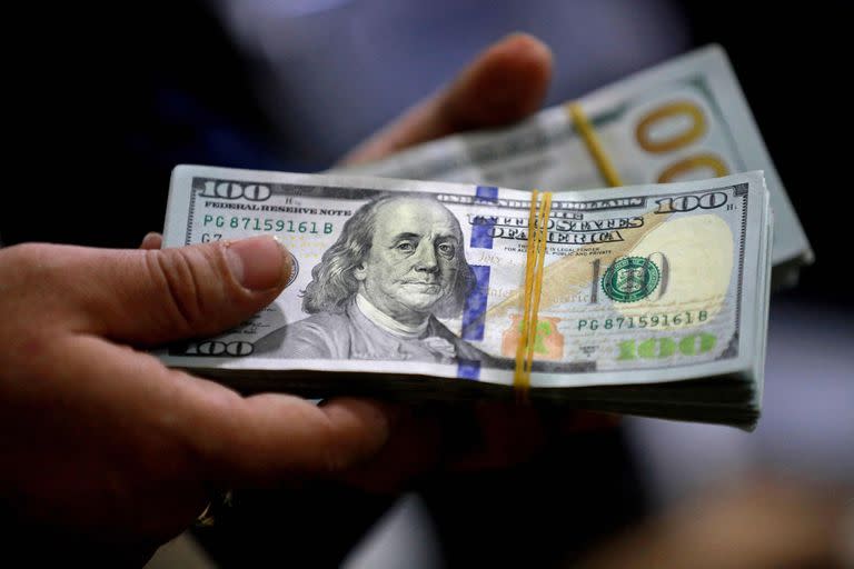 A cuánto cotiza el dólar blue este lunes 27 de marzo de 2023.