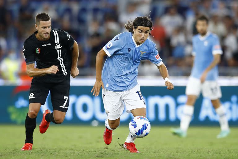 ROME, ITALY - AUGUST 28: (BILD OUT) Luka Romero of SS Lazio controls the ball during the Serie A match between SS Lazio and Spezia Calcio at Stadio Olimpico on August 28, 2021 in Rome, Italy. (Photo by Matteo Ciambelli/DeFodi Images via Getty Images)