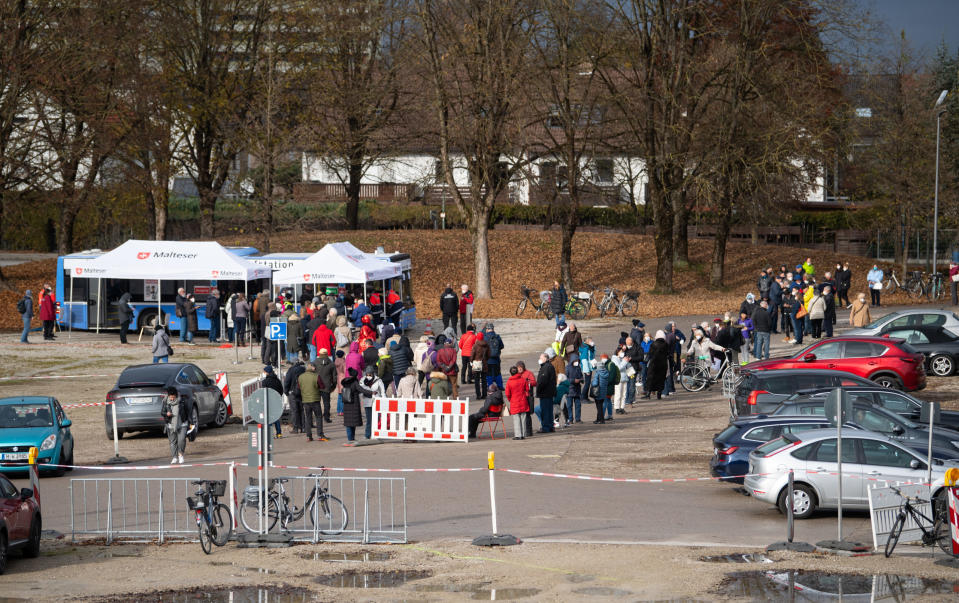 Menschen stehen in einer Warteschlange vor einem Impfbus. Im Impfbus werden Erstimpfungen, Zweitimpfungen, sowie Auffrischungsimpfungen (Booster) verabreicht. In den kommenden vier Wochen hält der Bus in insgesamt 27 Gemeinden.