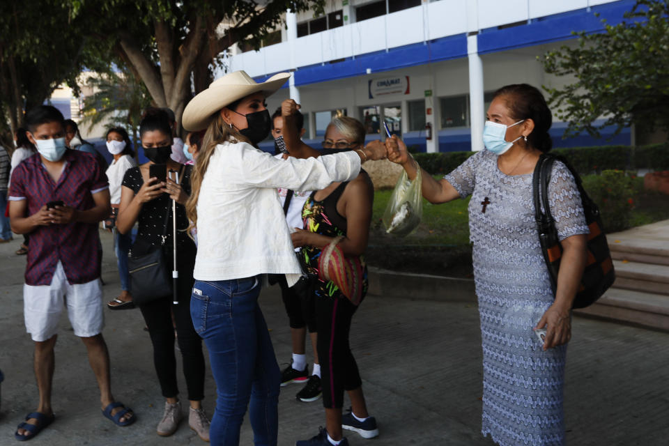 Evelyn Salgado saluda a sus seguidores antes de votar en las elecciones de mitad de período en Acapulco, México, el domingo 6 de junio de 2021. Salgado se postula para gobernadora del estado de Guerrero con el gobernante partido Morena en lugar de su padre, Félix Salgado Macedonio, después de que la corte canceló su candidatura por violaciones a las reglas de gastos de campaña y tras meses de protestas del político por acusaciones de violación en su contra. (Foto AP/Fernando Llano)