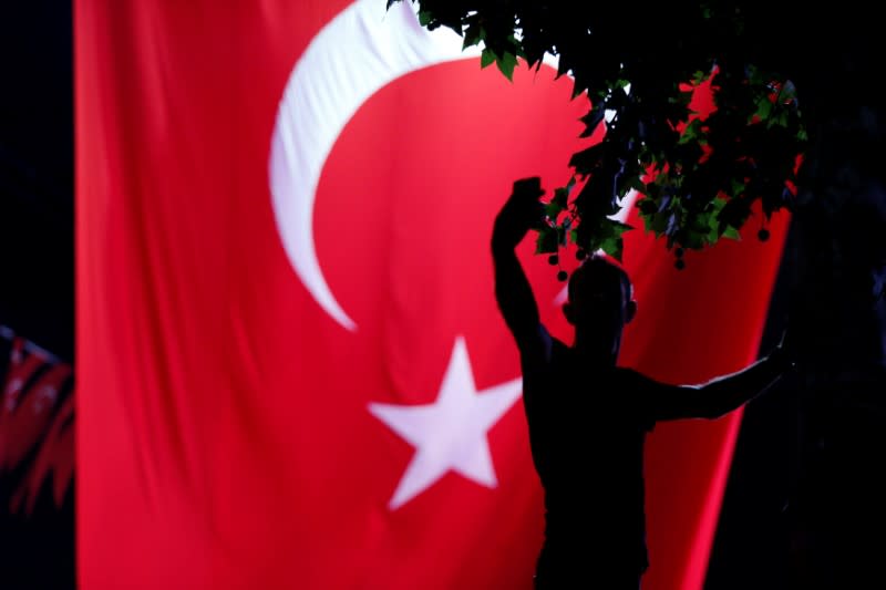 La justice turque a inculpé 99 généraux sur les 360 que compte l'armée dans la foulée de la tentative de coup d'Etat de la semaine dernière. Quatorze autres généraux sont encore détenus. /Photo prise le 19 juillet 2016/REUTERS/Ammar Awad