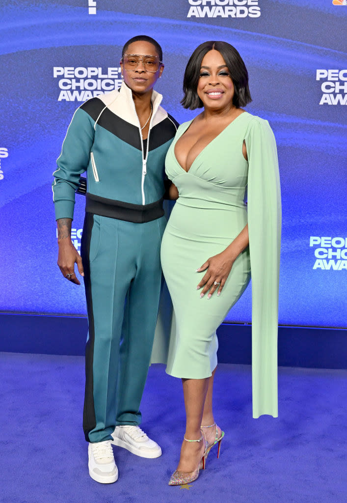 Jessica Betts and Niecy Nash attend the 2022 People's Choice Awards in matching green outfits