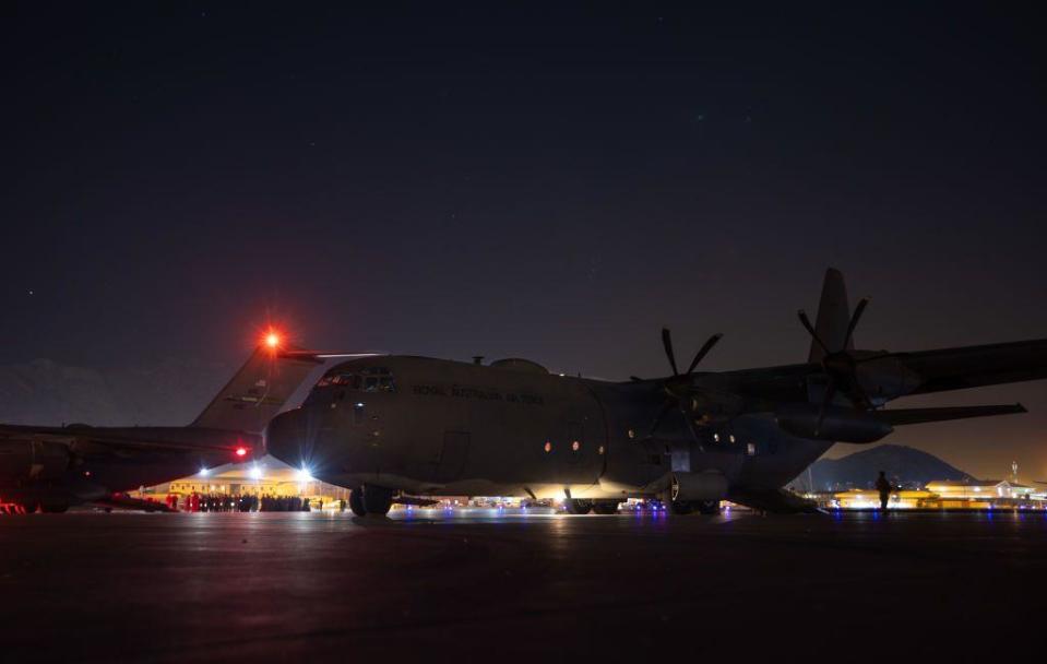 En este folleto proporcionado por el Departamento de Defensa de Australia, el primer vuelo de evacuación de las Fuerzas de Defensa de Australia partió de Kabul con 26 personas a bordo.