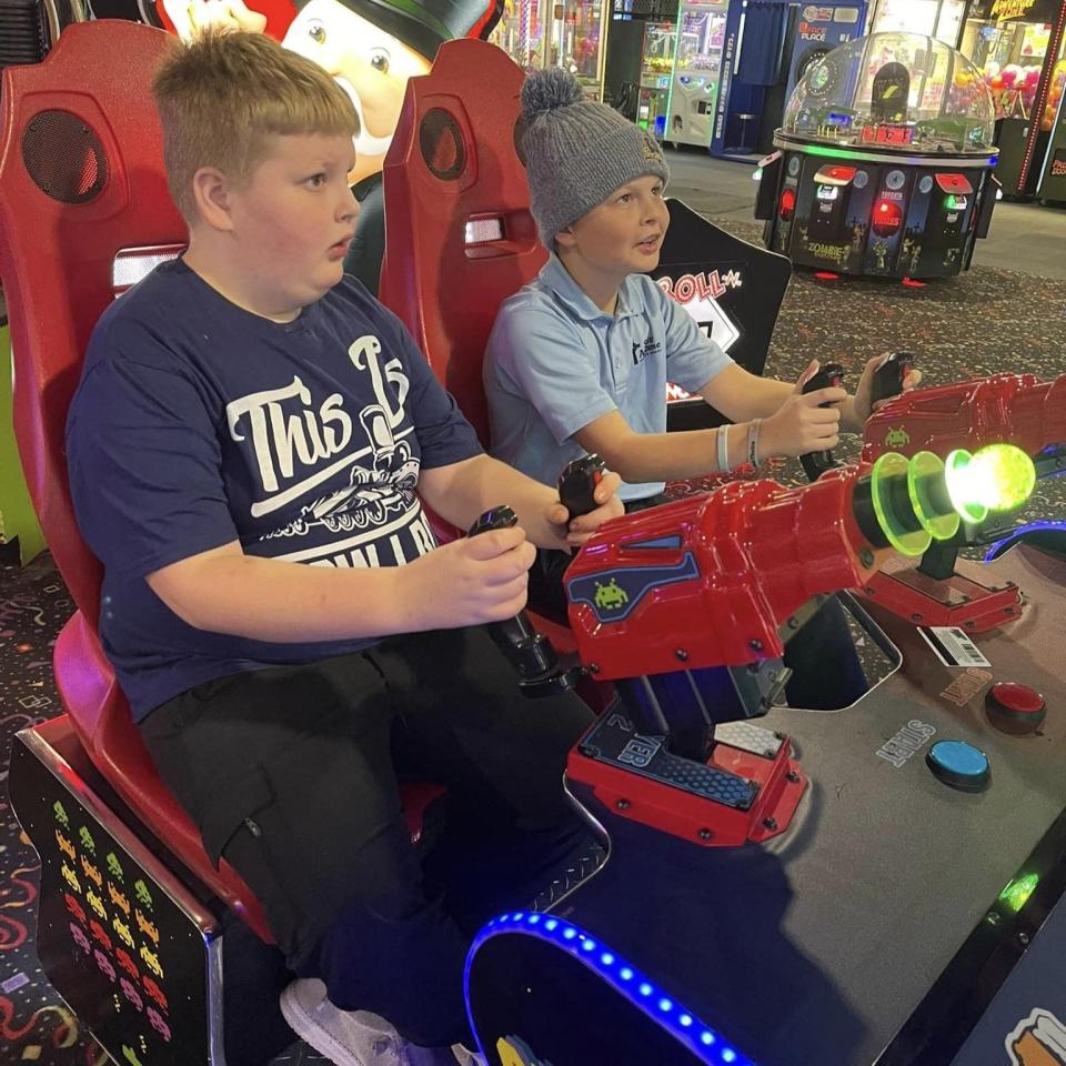 Cooper Swenson (left) with his brother, Sawyer (right).