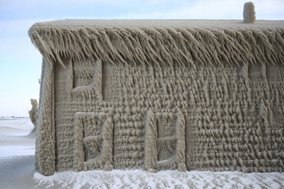 Immagini suggestive arrivano da Hamburg, nello stato di New York, dove le onde del Lago Erie, il vento e la neve hanno dato origine a uno strano fenomeno. Le case di Hoover Beach, infatti, sembrano letteralmente scolpite nel ghiaccio. (AP Photo/Jeffrey T. Barnes)