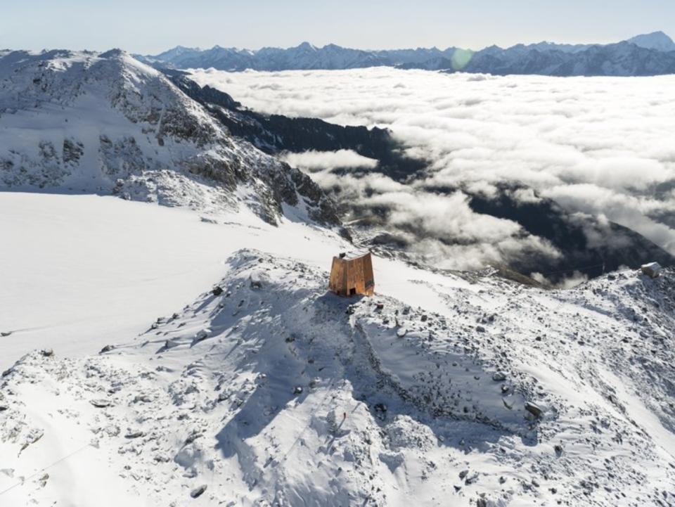 La cabaña se ubica concretamente en la zona del valle de Aurina, a 3.026 metros sobre el nivel del mar. (Foto: <a href="http://www.stifter-bachmann.com/?rubrik=projekte&seite=18_07_schwarzensteinhuette" rel="nofollow noopener" target="_blank" data-ylk="slk:Stifter + Bachmann;elm:context_link;itc:0;sec:content-canvas" class="link ">Stifter + Bachmann</a>).