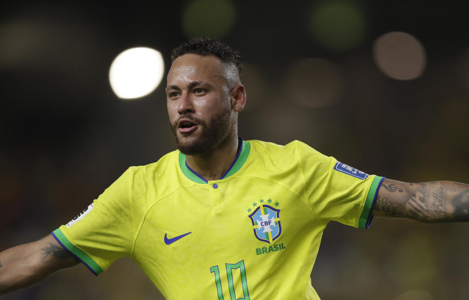 O brasileiro Neymar comemora o quinto gol de seu time contra a Bolívia durante uma partida de qualificação para a Copa do Mundo de 2026, no Estádio Manguerão, em Belém, Brasil, sexta-feira, 8 de setembro de 2023. (AP Photo/Bruna Prado)