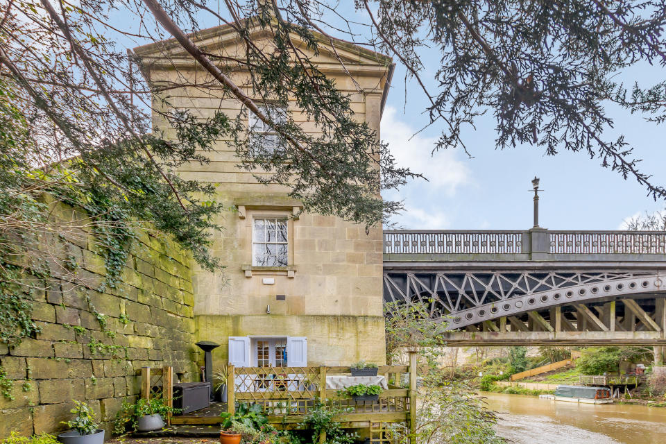 Toll house, Bath, Avon. Photo: Winkworth