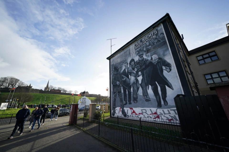 Ein Bloody-Sunday-Wandbild in Londonderry (Brian Lawless/PA) (PA Wire)