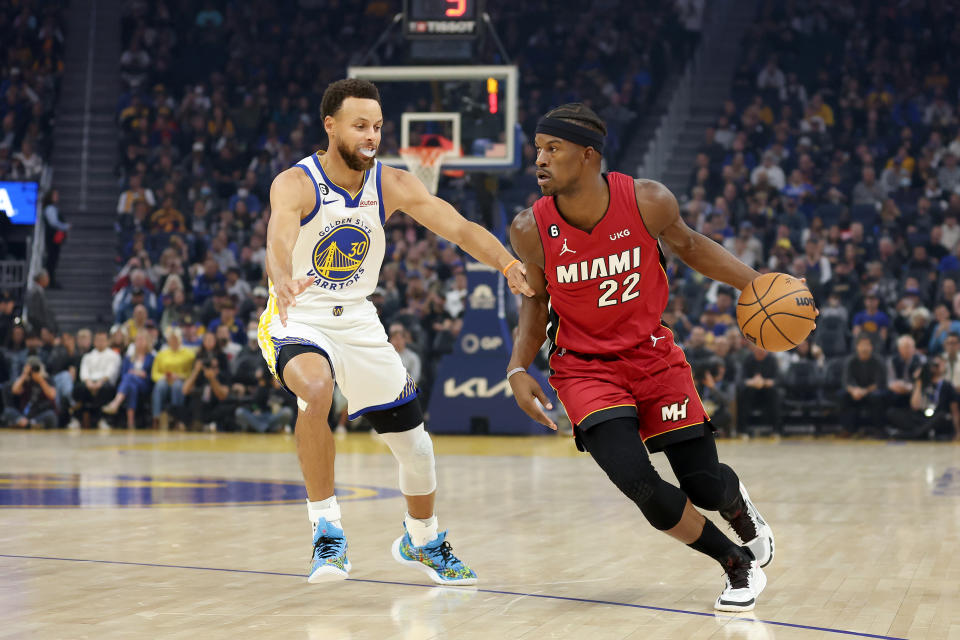 Jimmy Butler與Stephen Curry。(Photo by Ezra Shaw/Getty Images)