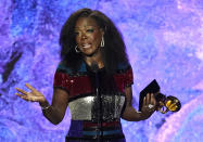 Viola Davis recibe el premio a mejor audiolibro o grabación de narración por "Finding Me: A Memoir" en la 65a entrega anual del Grammy el domingo 5 de febrero de 2023 en Los Angeles. (Foto AP/Chris Pizzello)