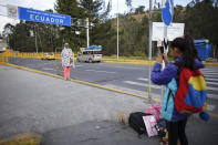 En esta imagen, tomada el 5 de septiembre de 2018, , la venezolana Angelis, de 10 años, toma una fotografía de su madre, Sandra Cádiz, tras cruzar la frontera entre Colombia y Huaquillas, Ecuador, en su viaje a Perú. En total tuvieron que hacer tres filas distintas en inmigración, pero finalmente pudieron cruzar a Ecuador. (AP Foto/Ariana Cubillos)