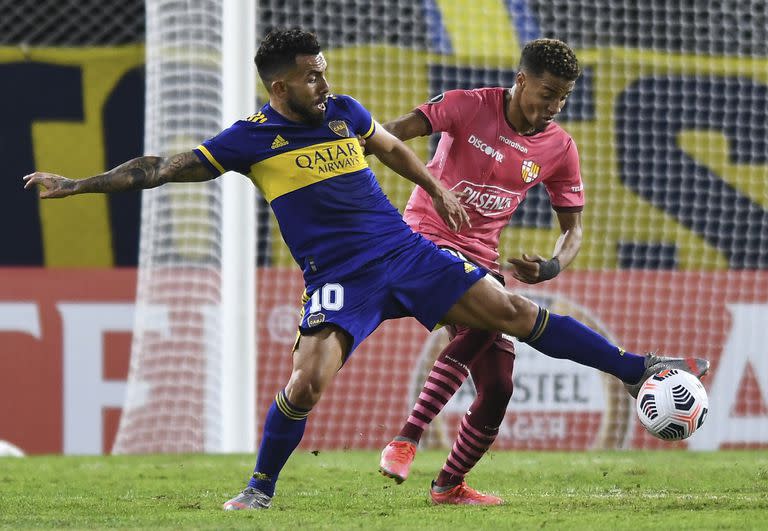 Carlos Tevez, de Boca Juniors, trata de controlar un balón frente a Byron Castillo, de Barcelona de Ecuador, en un encuentro de la Copa Libertadores, realizado el jueves 20 de mayo de 2021 en Buenos Aires (Marcelo Endelli/Pool via AP)