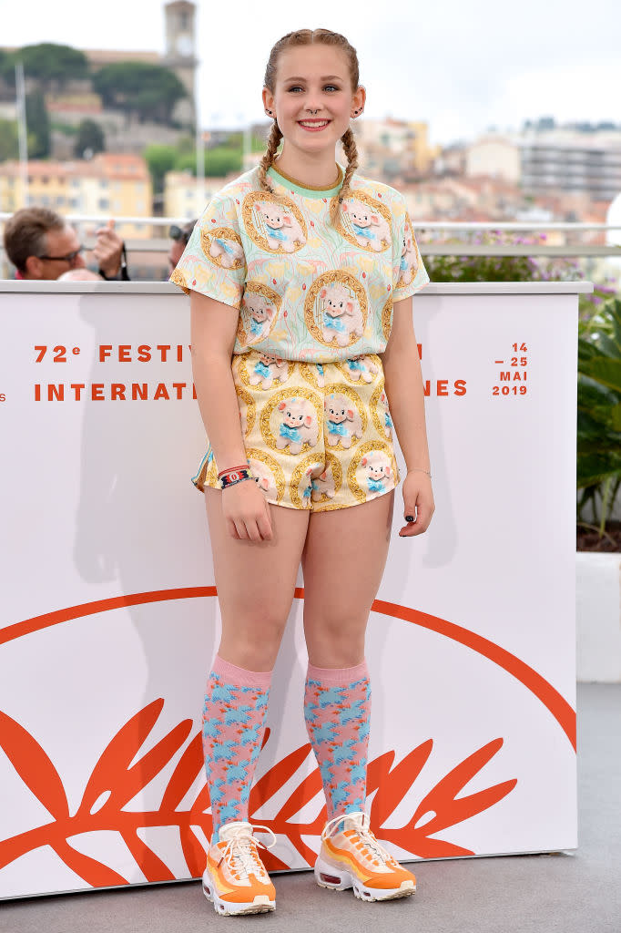 Vous avez dit Kawaii ? Après avoir monté les marches dans un ensemble très basique pantalon et top noirs, Victoria Bluck a radicalement changé de look. La jeune comédienne du film Le Jeune Ahmed a posé, lors du photocall, dans une combishort très girly avec des chaussettes colorées remontées jusqu’aux genoux et des sneakers acidulées.