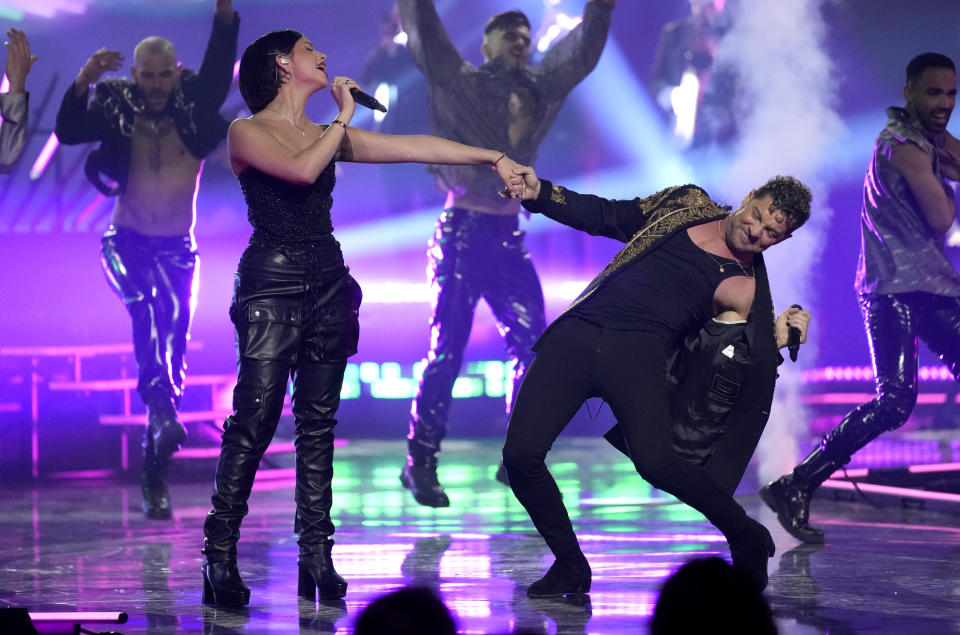 Ángela Aguilar, izquierda, y David Bisbal durante su presentación en los Latin American Music Awards el jueves 20 de abril de 2023 en la arena MGM Grand Garden en Las Vegas. (Foto AP/John Locher)