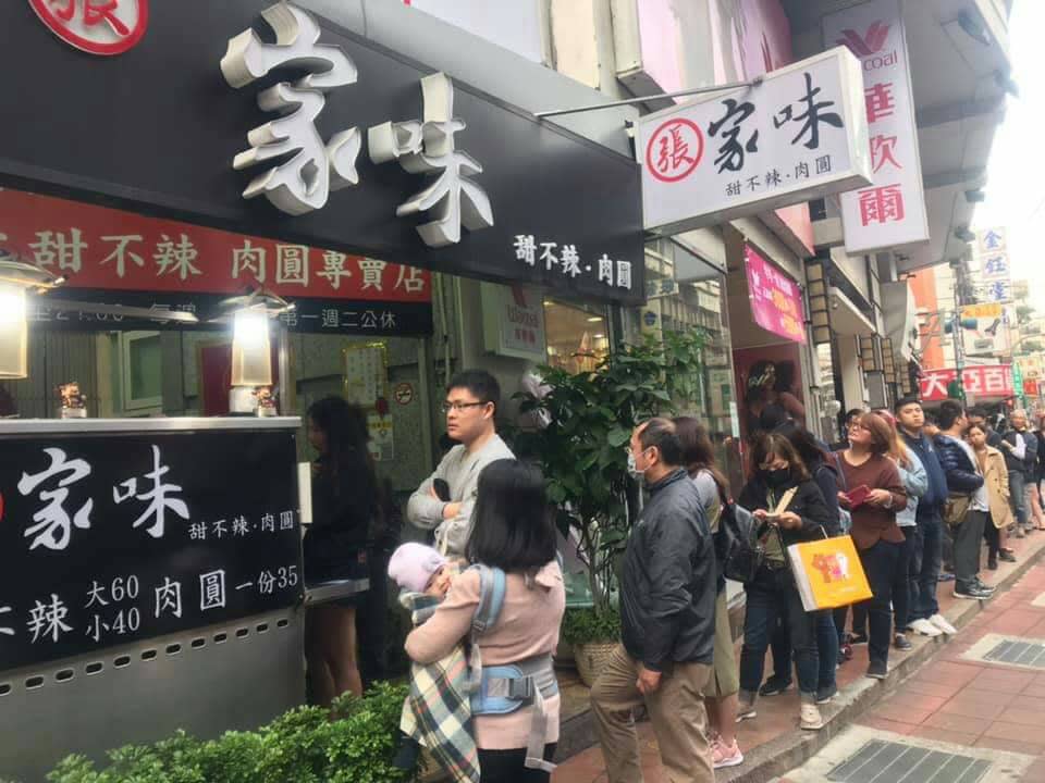 引發家暴案的肉圓店今天排滿了人潮。   圖：羅仁宏／提供