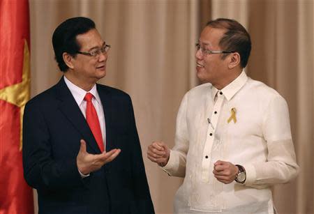 Philippines' President Benigno Aquino gestures as he talks to Vietnam's Prime Minister Nguyen Tan Dung (L) after a joint news conference at the Malacanang Presidential Palace in Manila May 21, 2014. REUTERS/Aaron Favila/Pool