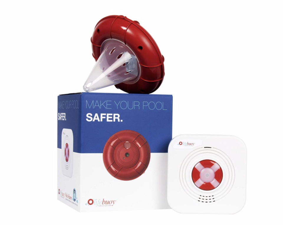 Lifebuoy Pool Alarm System è un allarme intelligente pensato per aumentare la sicurezza dei bagnanti in piscina. Si tratta di un sensore galleggiante che rileva il moto e, in assenza di movimenti dei bagnanti per tot tempo preimpostato nei settaggi, emette un allarme. Prezzo: 290 dollari su amazon.com. (Instagram)