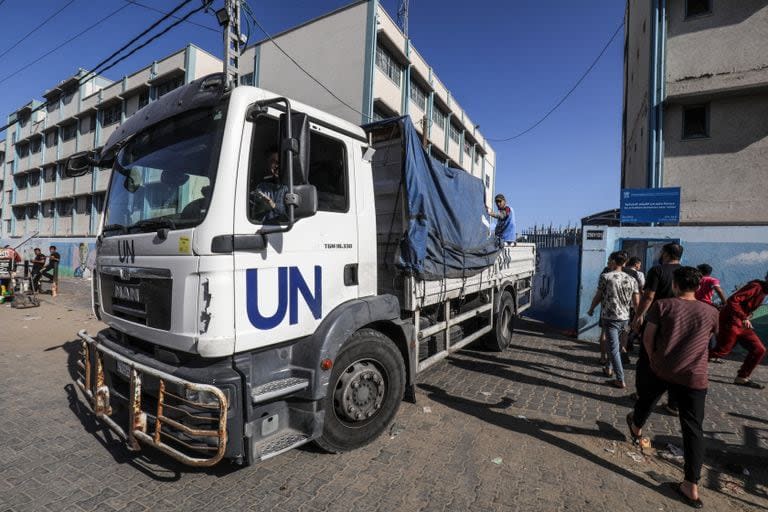 Un camión de la ONU lleva suministros de alimentos a los ciudadanos palestinos que se alojan en una de las escuelas de la UNRWA en la ciudad de Rafah, en el sur de la Franja de Gaza. 