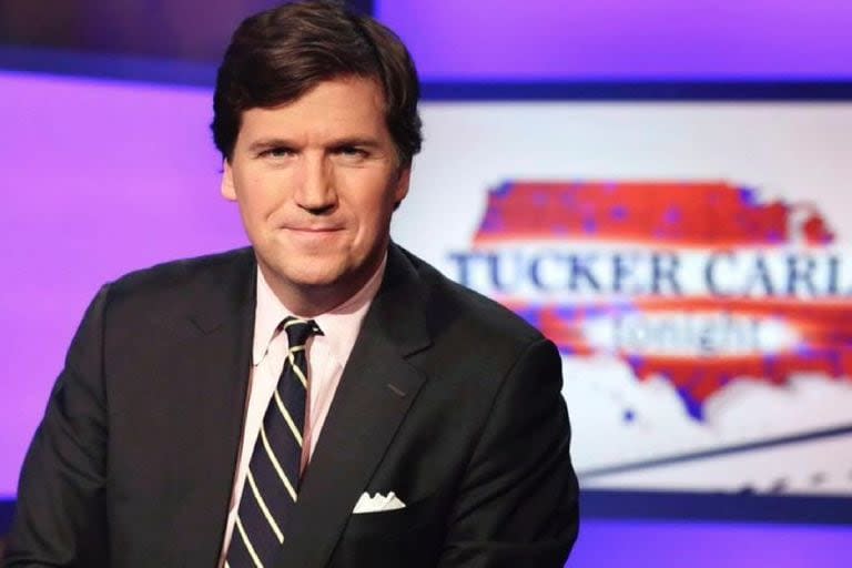 Tucker Carlson fue despedido de Fox News en abril de 2023 por haber causado controversia por promover teorías de conspiración de extrema derecha