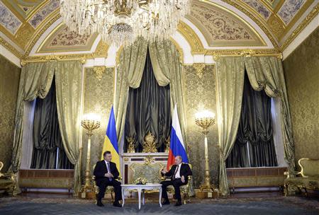 Russia's President Vladimir Putin (R) meets with his Ukrainian counterpart Viktor Yanukovich at the Kremlin in Moscow, December 17, 2013. REUTERS/Alexander Nemenov/Pool