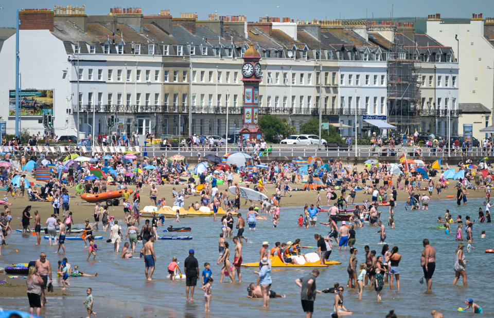 英國連日高溫，多處海灘湧入大量人群戲水消暑。（圖片來源：Getty Images）