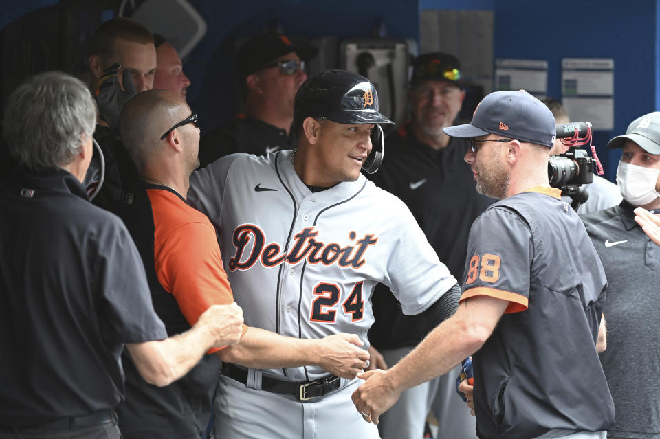 Miguel Cabrera de los Tigres de Detroit es felicitado por sus compañeros tras conectar su jonrón 500 en las Grandes Ligas durante un juego contra los Azulejos de Toronto, el domingo 22 de agosto de 2021, en Toronto. (Jon Blacker/The Canadian Press vía AP)