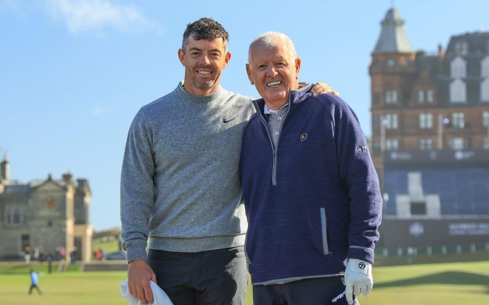 Rory McIlroy posa con su padre Gerry en el puente Swilcan del Old Course de St Andrews el miércoles