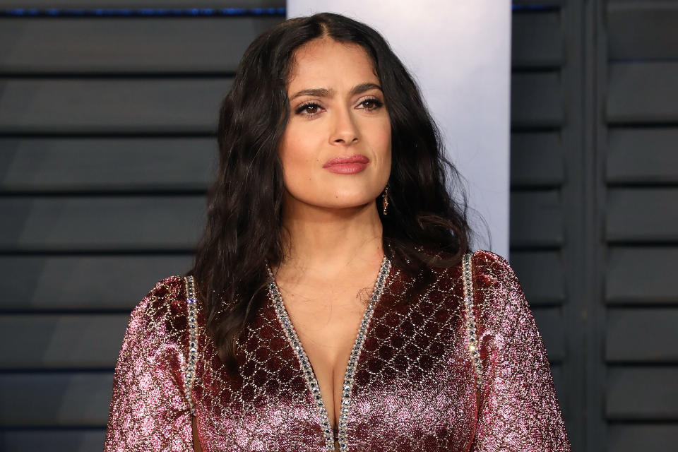 <p>Salma Hayek fue muy criticada por este look que llevó a la fiesta que ofreció la revista Vanity Fair luego de los Premios Oscar. Con este atuendo de falda y chaquetón brillantes, muchos aprovecharon para hacer burlas y algunos hasta compararon su atuendo con la bata de un pugilista/Getty Images </p>