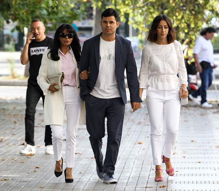 Javier Sánchez Santos llegando al juzgado con su madre y su mujer