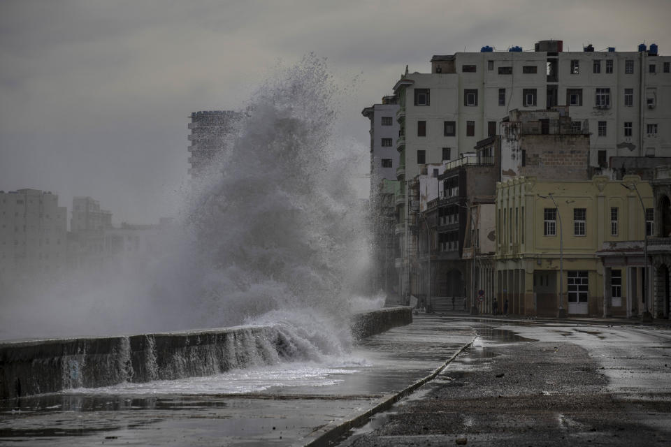 Enormes olas chocan contra un malecón tras el paso del huracán Ian, el miércoles 28 de septiembre de 2022, en La Habana, Cuba. (AP Foto/Ramón Espinosa)