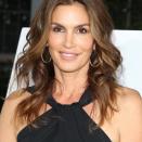 <p>Cindy Crawford préfère les garder assez épais aussi pour en jouer et les structurer à sa guise. Crédit : Getty </p>