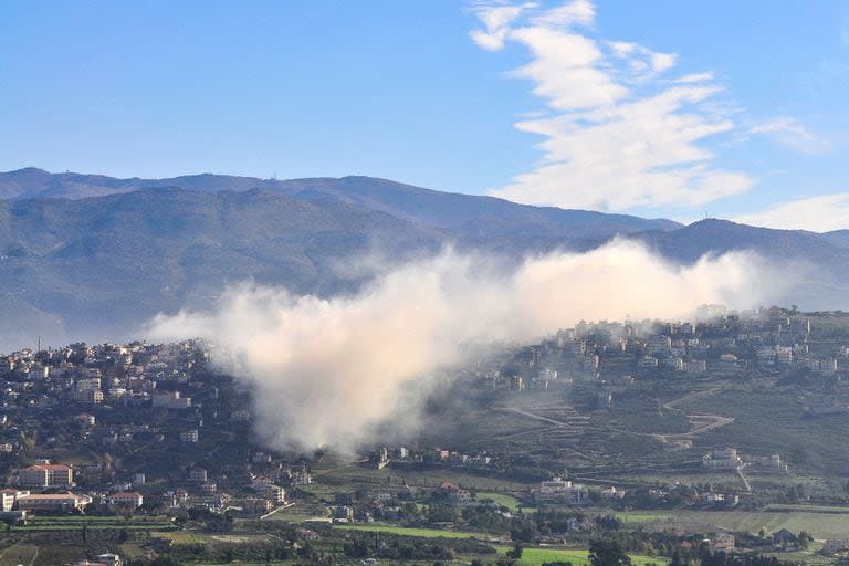 El humo se eleva sobre la aldea de Khiam, en la frontera sur del Líbano, luego del bombardeo israelí el 6 de enero de 2024, en medio de batallas en curso entre Israel y militantes palestinos de Hamás en la Franja de Gaza.(Photo by Karim DAHER / AFP)