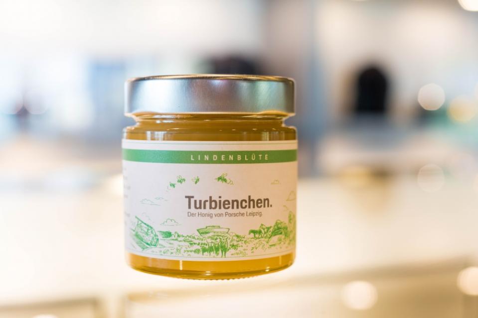 Porsche自產的蜂蜜以「Turbienchen」品牌上架，預計今年夏天在Porsche各服務中心都能買到