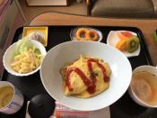 <p>Une femme a partagé des photos de ses plats dans un hôpital japonais. Ce cliché, qui a été vu 695 000 fois, est le plus populaire. On y voit de l’omuraisu (une omelette contenant du riz frit), une salade de macaronis, une soupe au poulet, des calamars frits, des fruits et du thé vert.<br> Crédit photo : imgur </p>