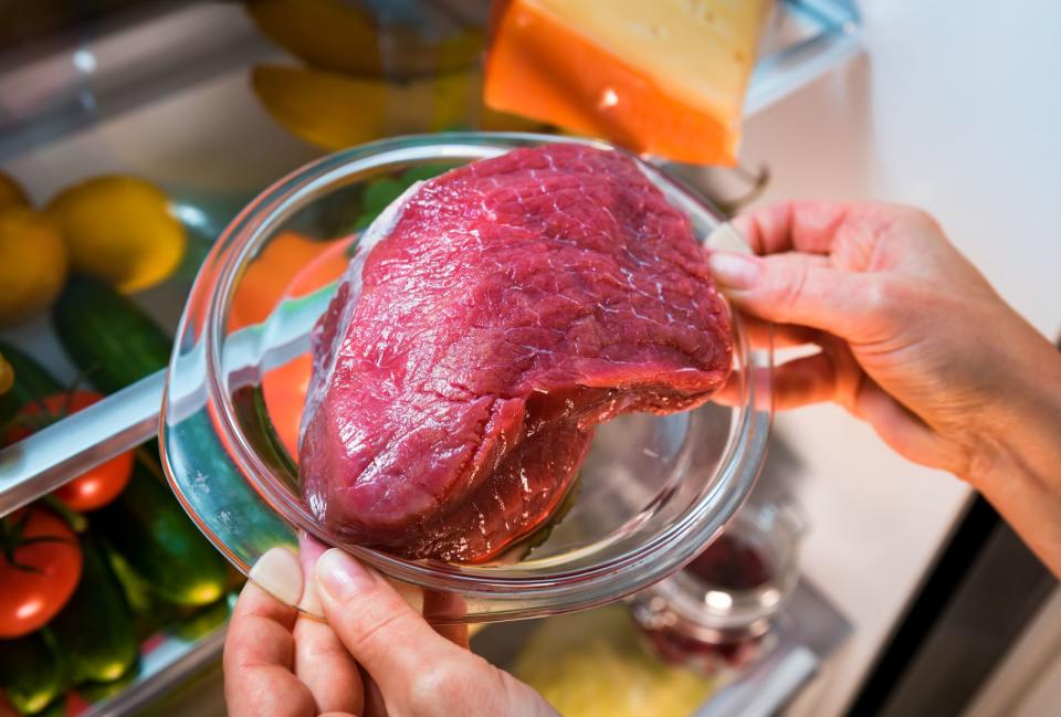 Rohes Fleisch im Kühlschrank