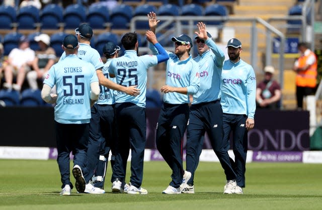 Saqib Mahmood (centre) celebrates the wicket of Saud Shakeel